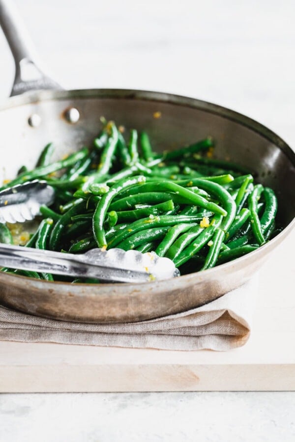 skillet of green beans from the side