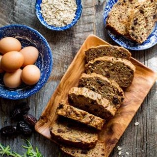 This Healthy Zucchini Oat Bread is packed with zucchini and sweetened with dates instead of sugar. It’s a delicious vegetarian and uber kid-friendly whole grain breakfast or snack! | Healthy Seasonal Recipes | Katie Webster