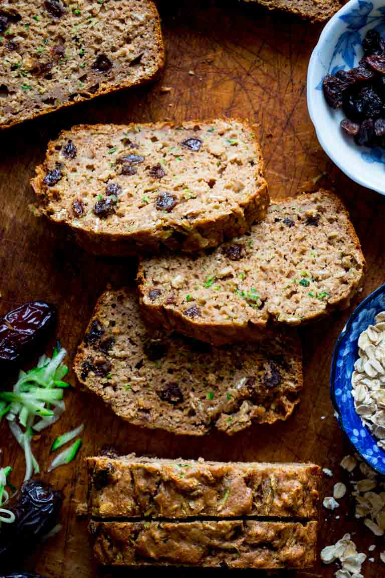This Healthy Zucchini Oat Bread is packed with zucchini and sweetened with dates instead of sugar. It’s a delicious vegetarian and uber kid-friendly whole grain breakfast or snack! | Healthy Seasonal Recipes | Katie Webster