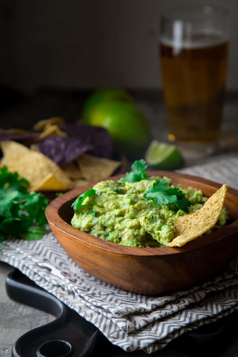 I’m here with my super quick {ready in just 10 minutes!} and utterly delicious guacamole recipe. Check out my 6 Tips for the Best Classic Guacamole. | Healthy Seasonal Recipes | Katie Webster | #glutenfree #superbowl #appetizer