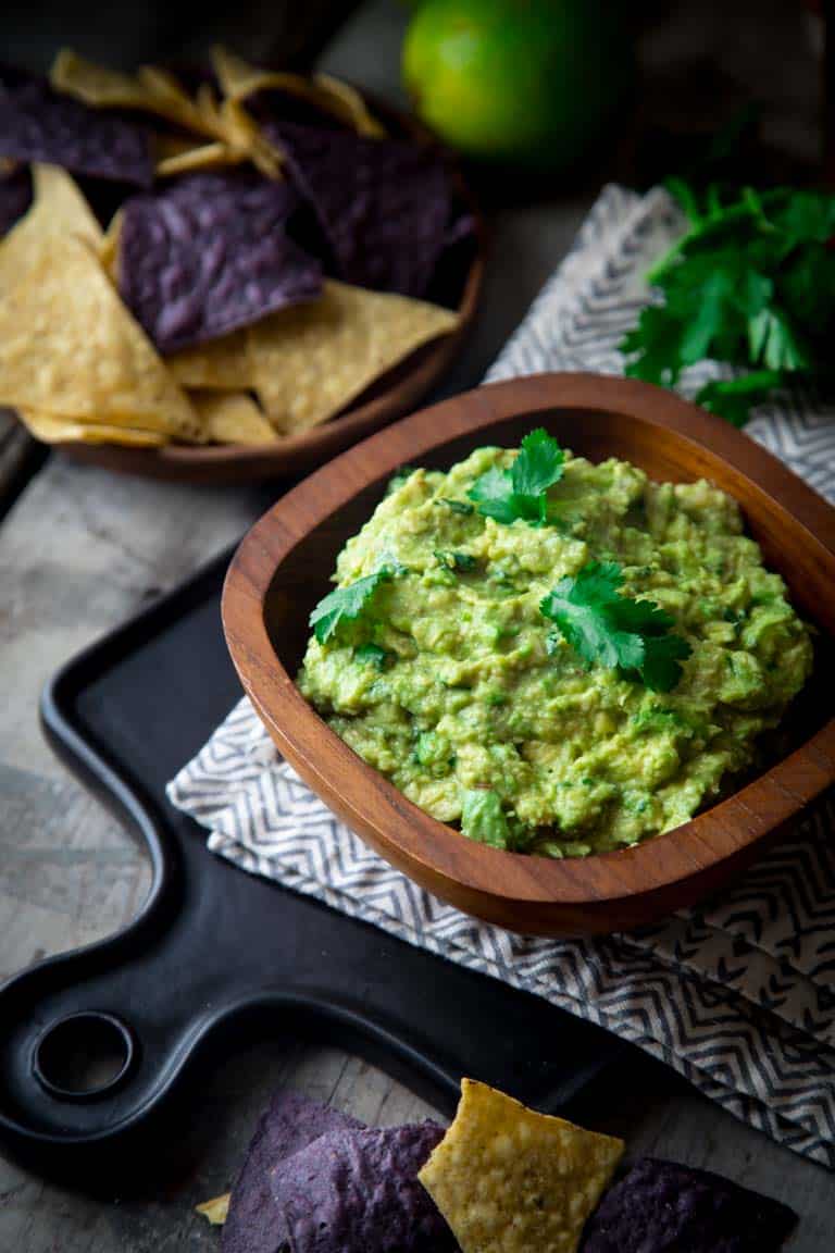 I’m here with my super quick {ready in just 10 minutes!} and utterly delicious guacamole recipe. Check out my 6 Tips for the Best Classic Guacamole. | Healthy Seasonal Recipes | Katie Webster | #glutenfree #superbowl #appetizer