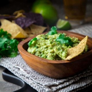 I&rsquo;m here with my super quick {ready in just 10 minutes!} and utterly delicious guacamole recipe. Check out my 6 Tips for the Best Classic Guacamole. | Healthy Seasonal Recipes | Katie Webster | #glutenfree #superbowl #appetizer