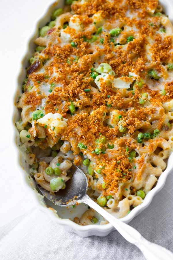 Healthy macaroni and cheese with cauliflower, peas and edamame