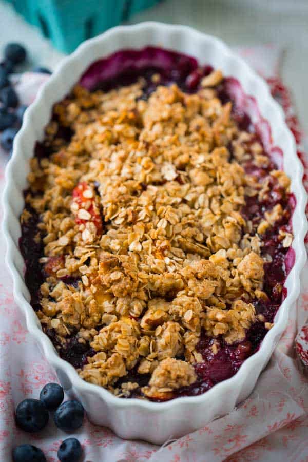 closeup of peach blueberry crisp