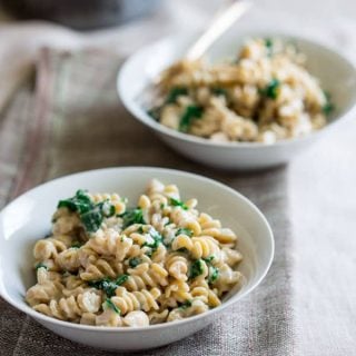 20 minute Healthy Stove-Top Macaroni and Cheese with Kale on healthyseasonalrecipes.com by Katie Webster