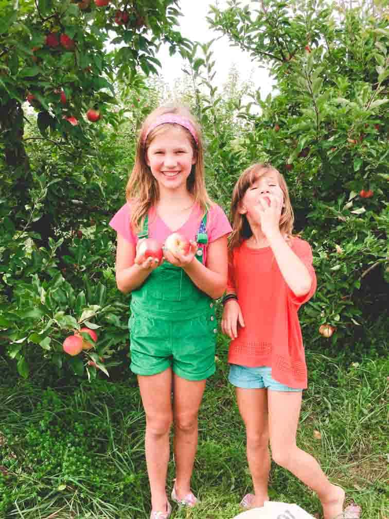 Girls apple picking | Healthy Seasonal Recipes
