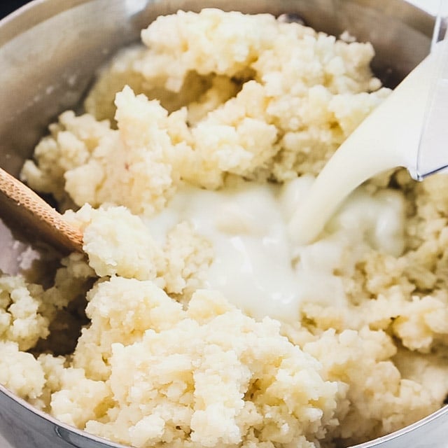 adding buttermilk to mashed potatoes