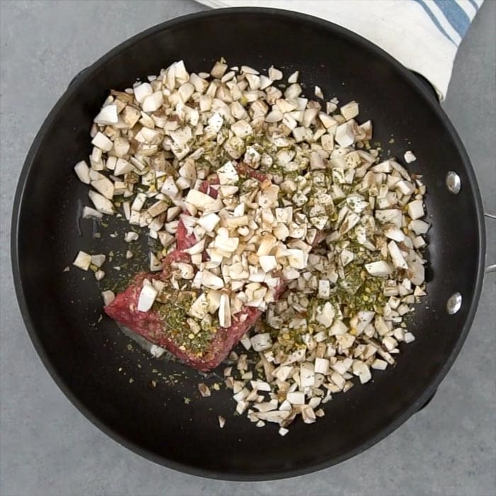 combine beef, mushrooms and seasoning in a skillet