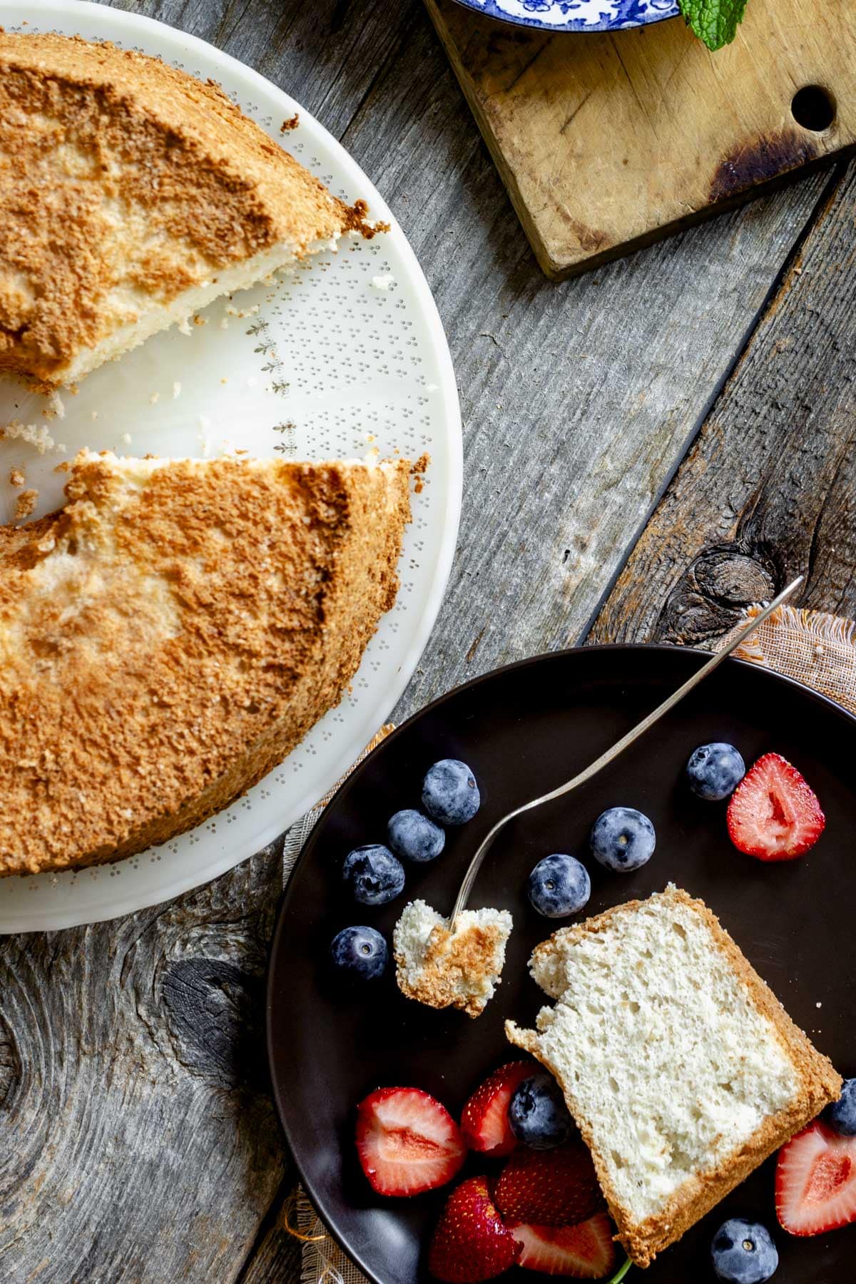 the serving of cake with berries