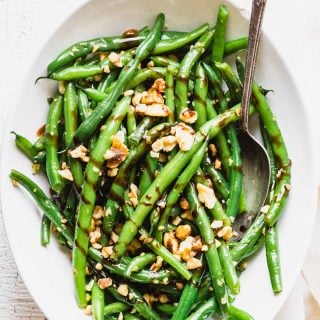 close up of balsamic green beans