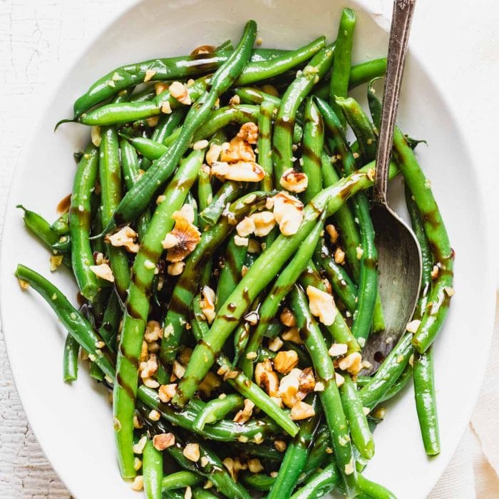 close up of balsamic green beans