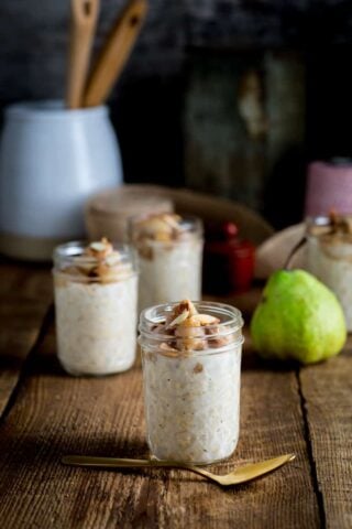 These Vanilla Roasted Pear Overnight Oats are high in protein and made with no added sugar. They’re a nutritious and easy way to start your fall mornings. Healthy Seasonal Recipes | #fall #overnightoats #mealprep #highprotein #noaddedsugar