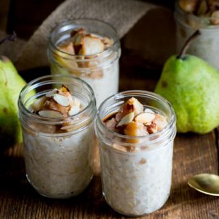 These Vanilla Roasted Pear Overnight Oats are high in protein and made with no added sugar. They’re a nutritious and easy way to start your fall mornings. Healthy Seasonal Recipes | #fall #overnightoats #mealprep #highprotein #noaddedsugar