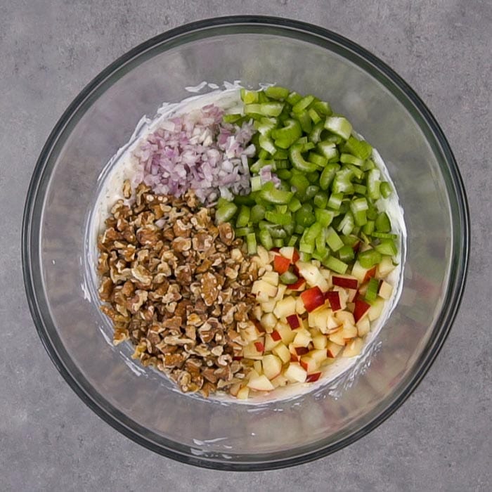 apples and the remaining ingredients in the bowl