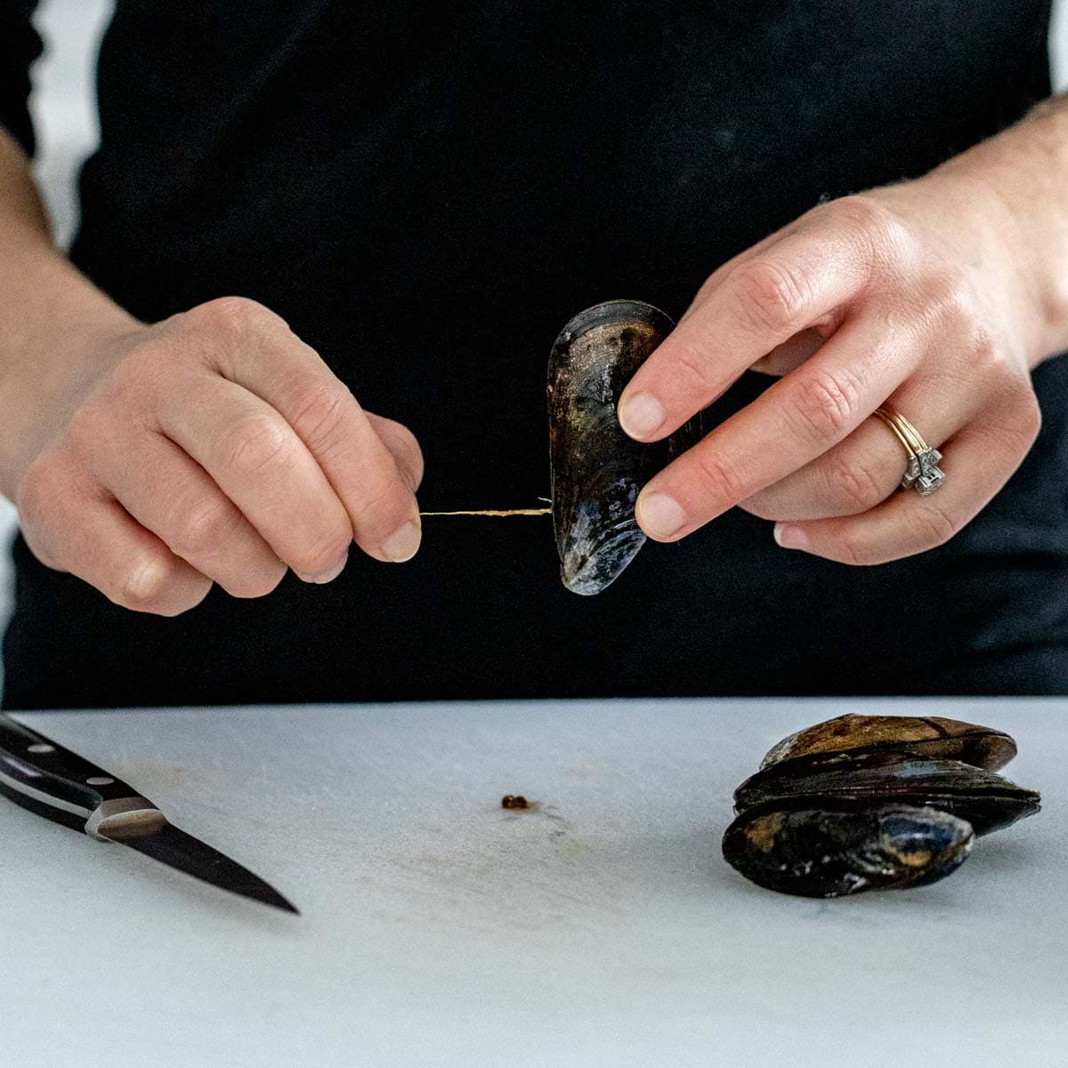 Debearding a mussel