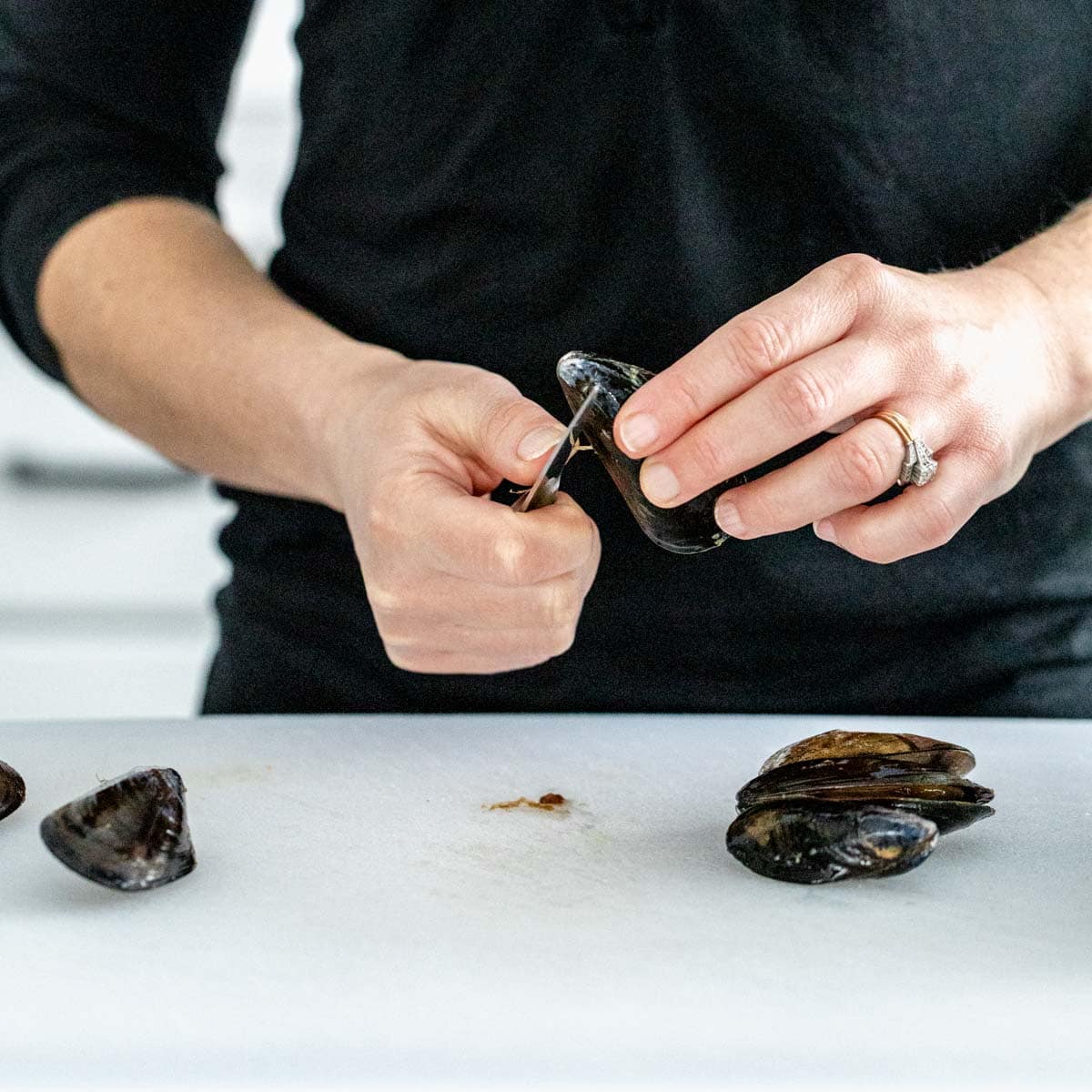 removing the beard from the mussel