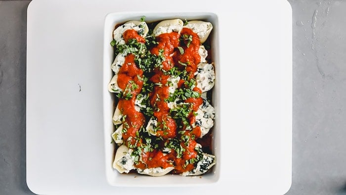 Top the shells with the remaining 1 1/2 cup sauce and basil.
