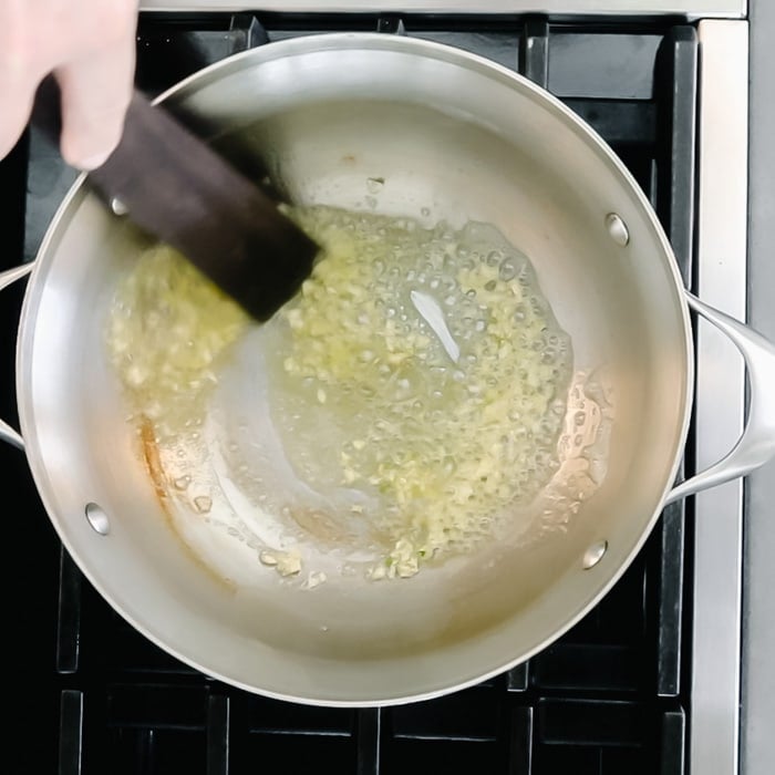 melt butter in the saucepan, add oil and then saute the garlic