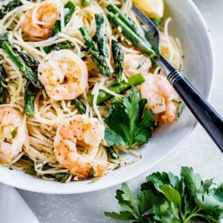 SHRIMP AND ASPARAGUS PASTA UP CLOSE IN A WHITE BOWL
