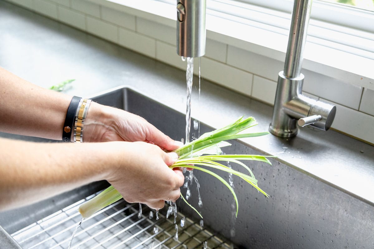 washing the leek under running water