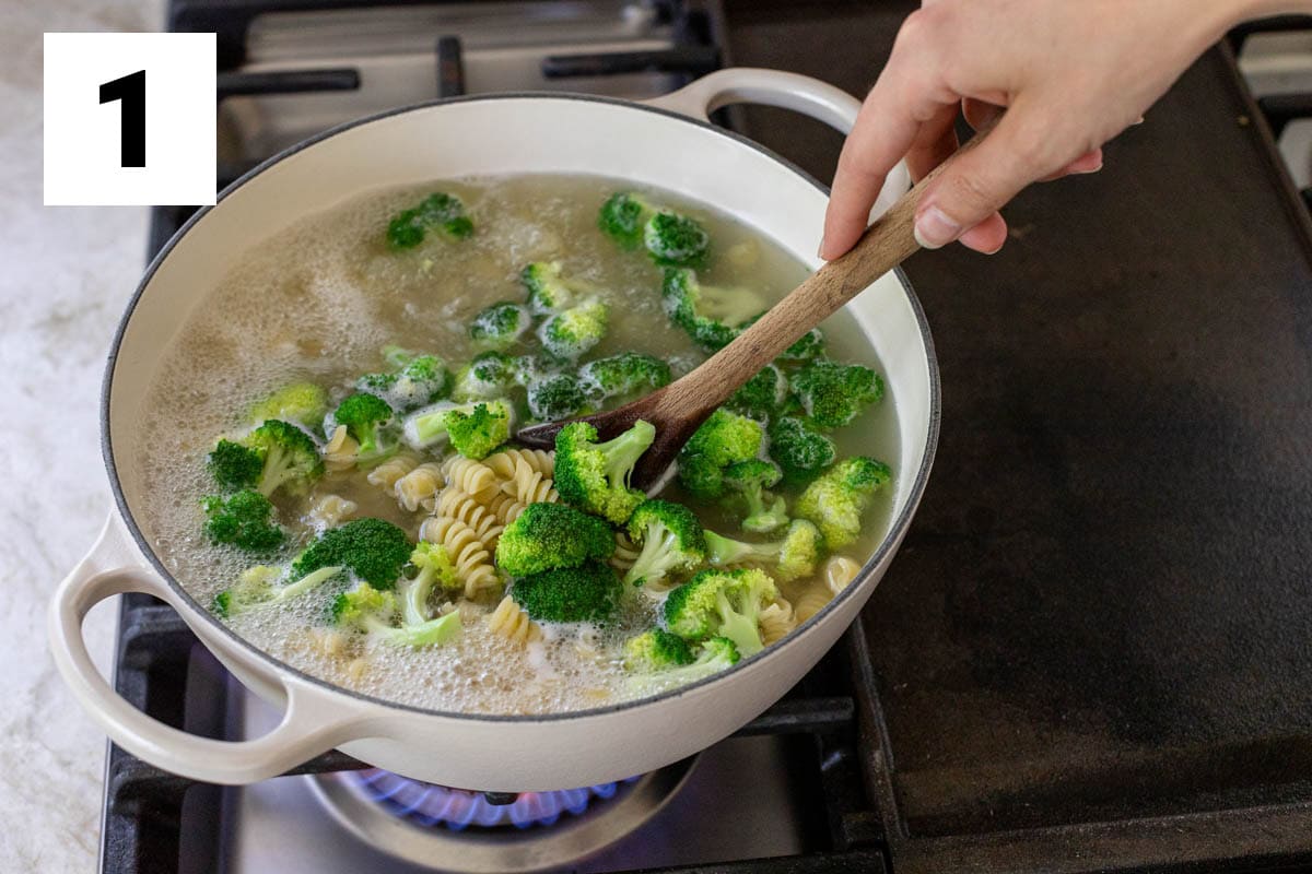 pasta cookign with broccoli