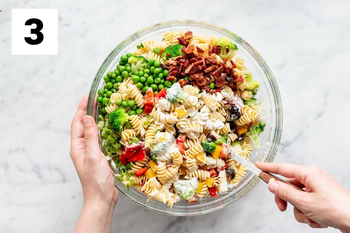 the pasta and veggies in the bowl